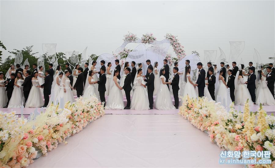 （社会）上海公园里的集体婚礼