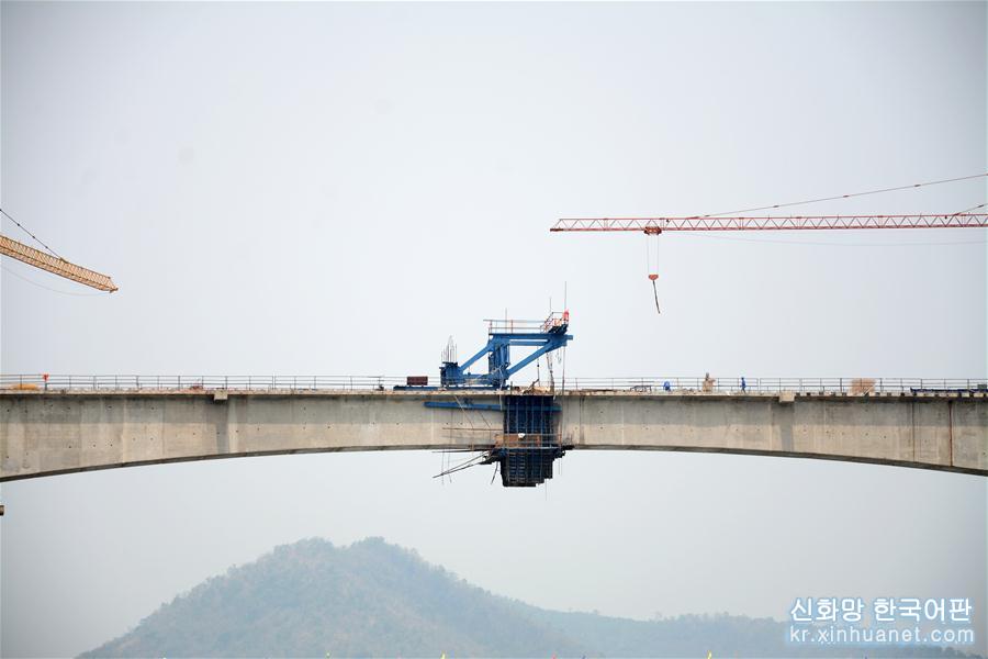 （国际·图文互动）（2）中老铁路跨湄公河特大桥实现首跨合龙