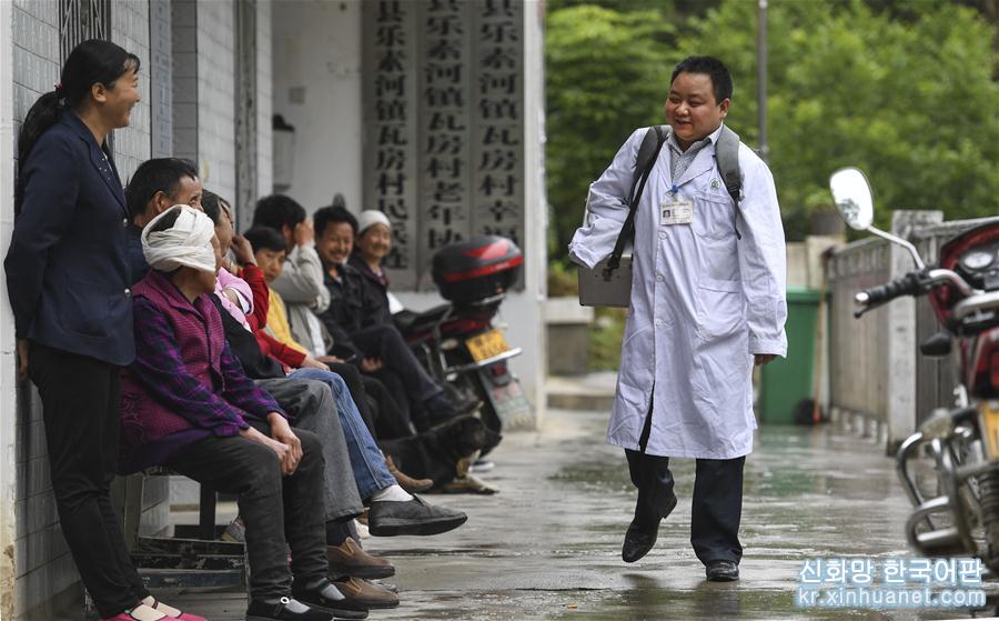（图片故事）（1）何永清：行走在秦岭深山里的“独臂村医”