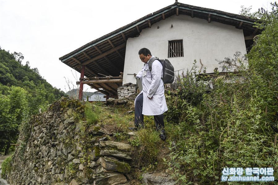 （图片故事）（2）何永清：行走在秦岭深山里的“独臂村医”