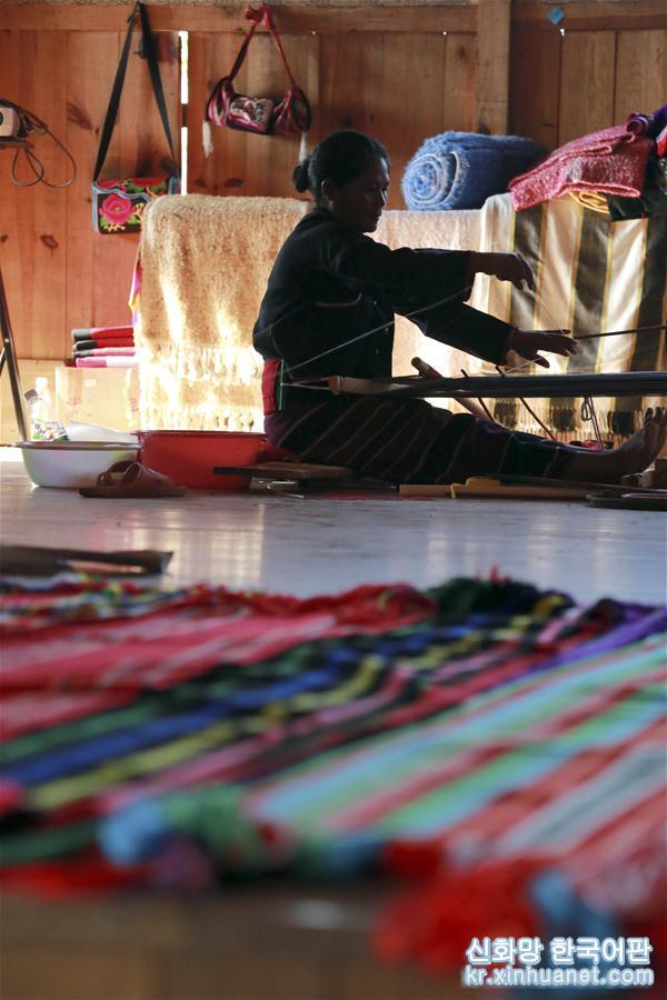（社会）（8）云南西盟：创新民族纺织工艺助佤族村民增收