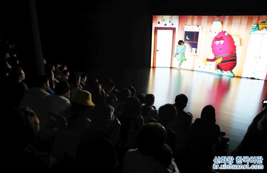 （文化）（4）上海：多媒体儿童剧《看不见的朋友》首演