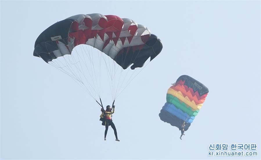 （体育）（4）军运会跳伞项目测试赛在武汉进行