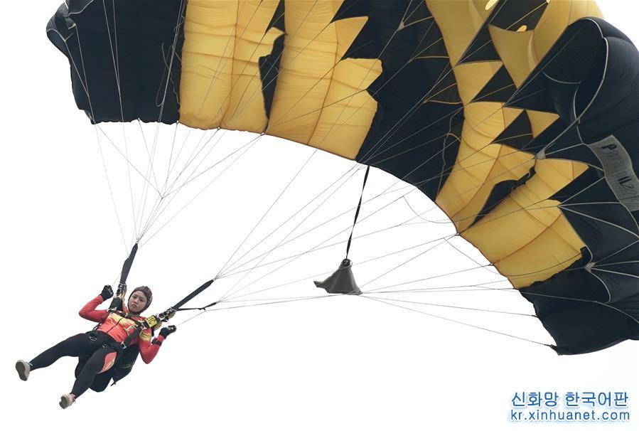 （体育）（5）军运会跳伞项目测试赛在武汉进行