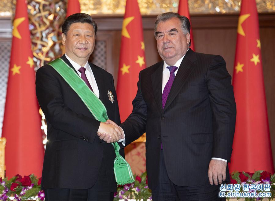 （时政）（1）习近平出席仪式  接受塔吉克斯坦总统拉赫蒙授予“王冠勋章”