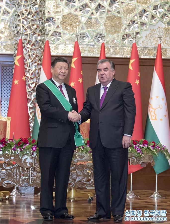 （时政）（2）习近平出席仪式  接受塔吉克斯坦总统拉赫蒙授予“王冠勋章”