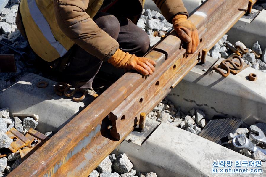 #（經濟）（1）敦煌至格爾木鐵路鋪軌工程全面完工