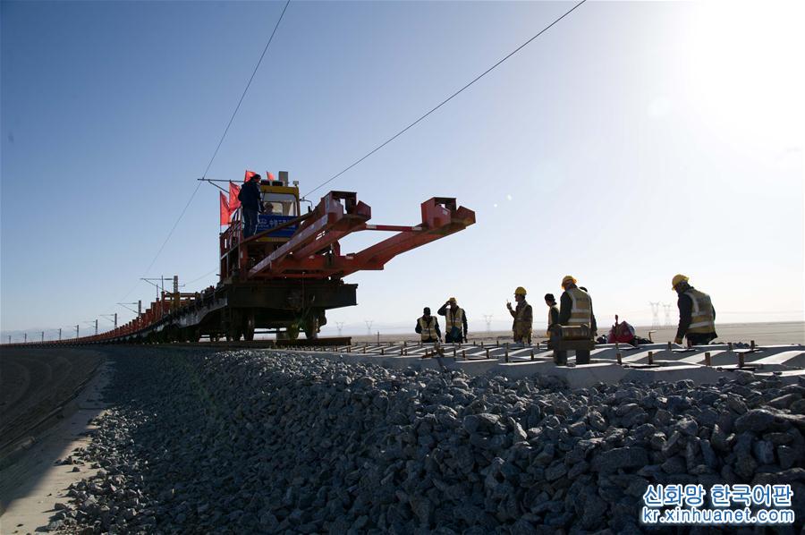 #（经济）（6）敦煌至格尔木铁路铺轨工程全面完工