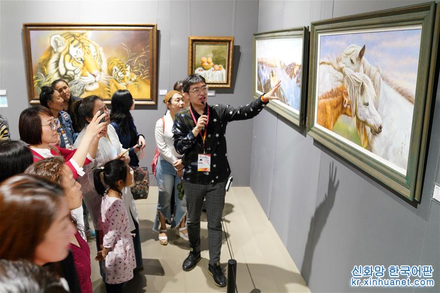 （文化）（1）國際油畫展“添彩”中俄博覽會