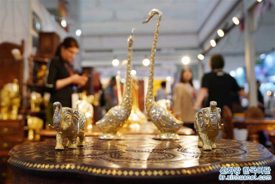（文化）（3）精美工艺品“闪耀”中俄博览会