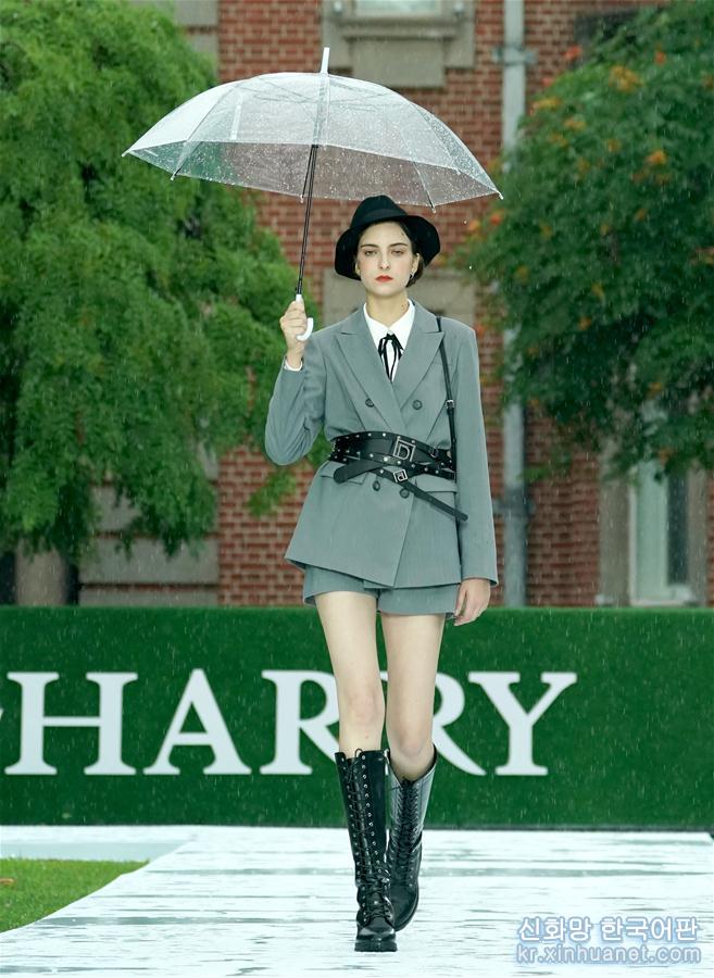 （文化）（1）雨中時尚秀
