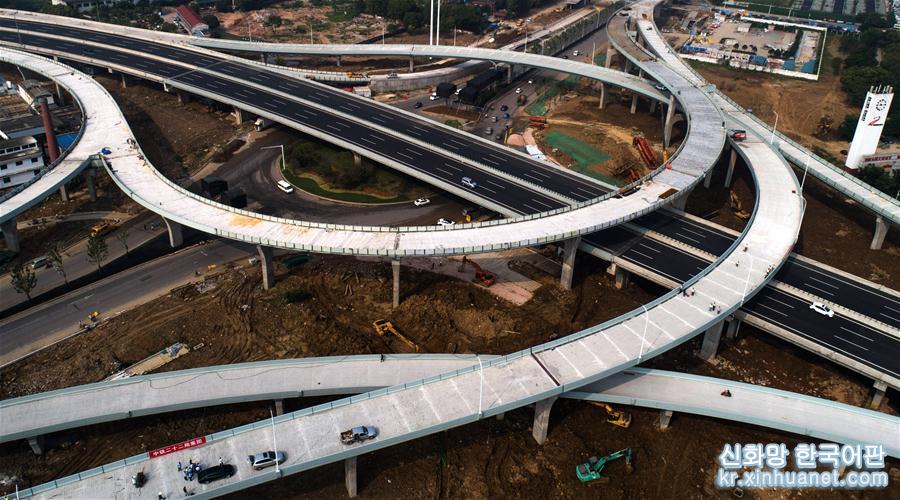 （社会）（4）武汉：金山大道互通立交桥主体完工