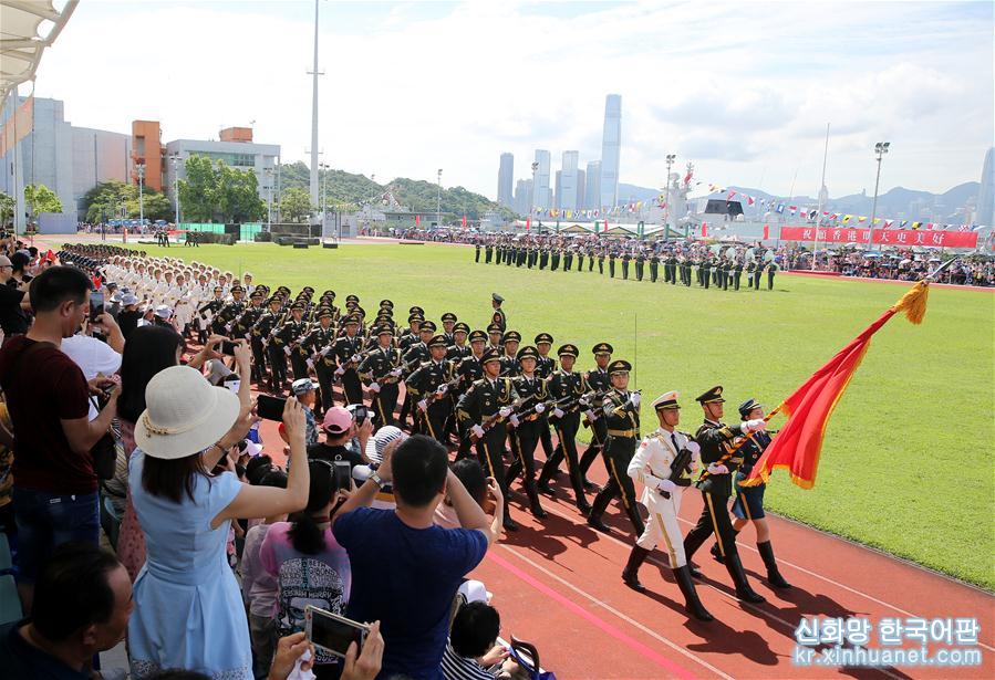 （图文互动）（7）解放军驻港部队开放海军基地与市民同庆“七一”