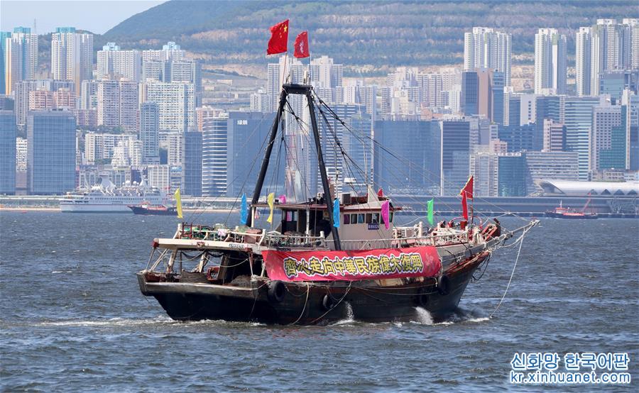 （社会）（3）香港渔船巡游庆祝回归祖国22周年