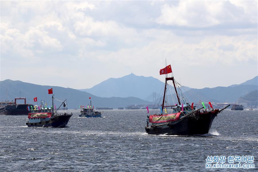 （社会）（4）香港渔船巡游庆祝回归祖国22周年