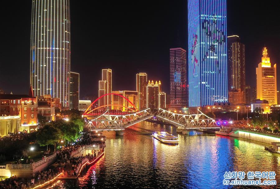 （社会）（1）天津：万人观桥夜迷人