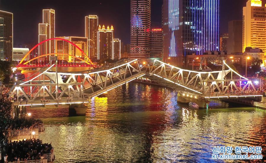 （社会）（3）天津：万人观桥夜迷人