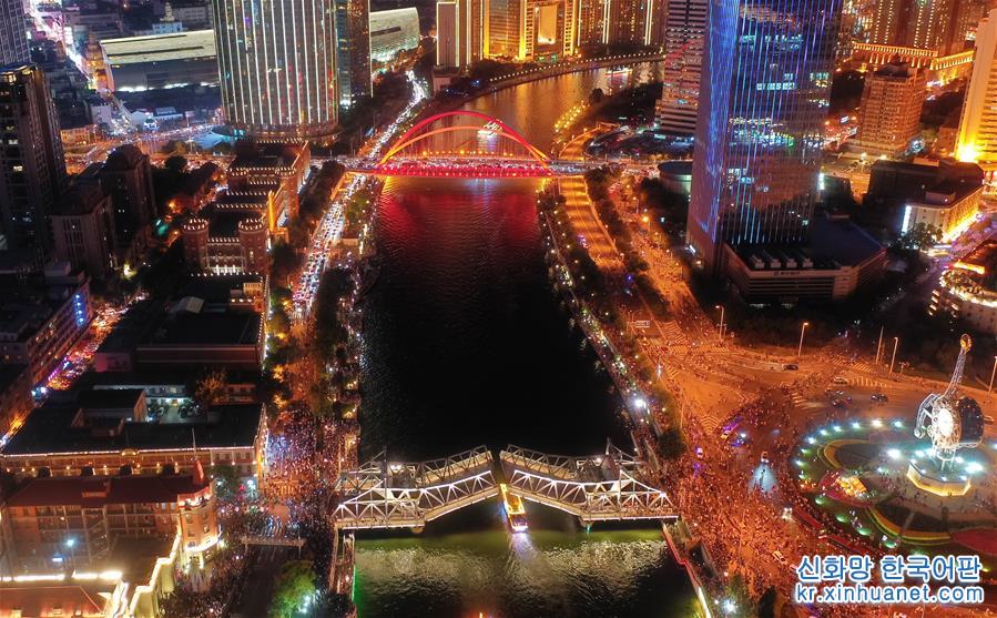 （社会）（4）天津：万人观桥夜迷人