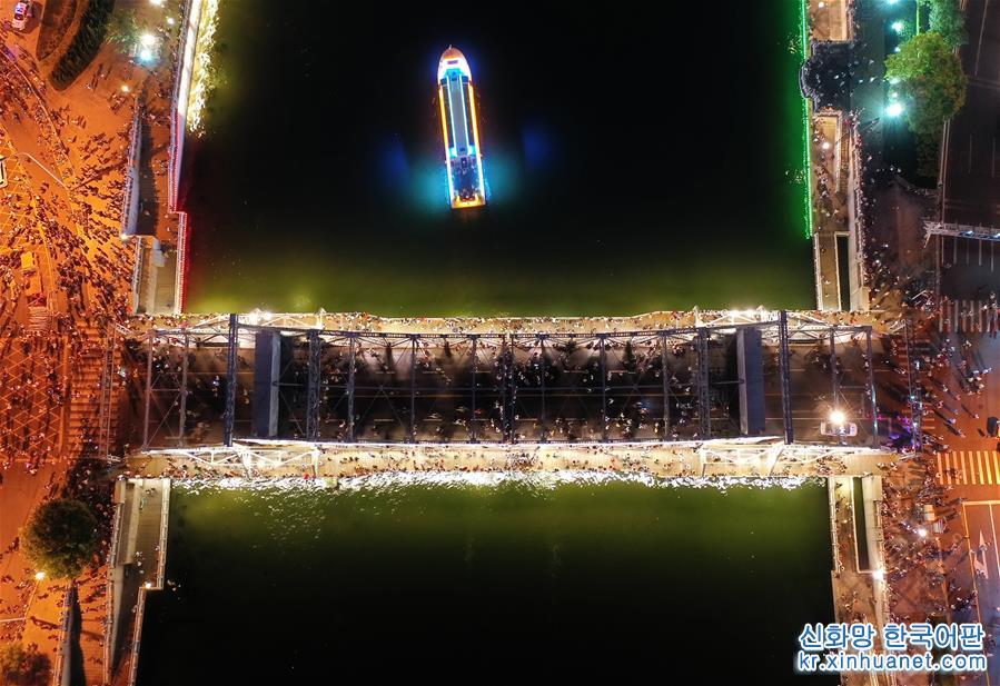 （社会）（6）天津：万人观桥夜迷人
