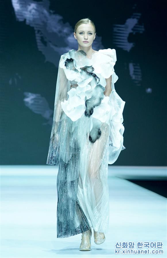 （社会）（1）首届“中国皮都杯、辛冬装”时装设计大赛在河北辛集举行
