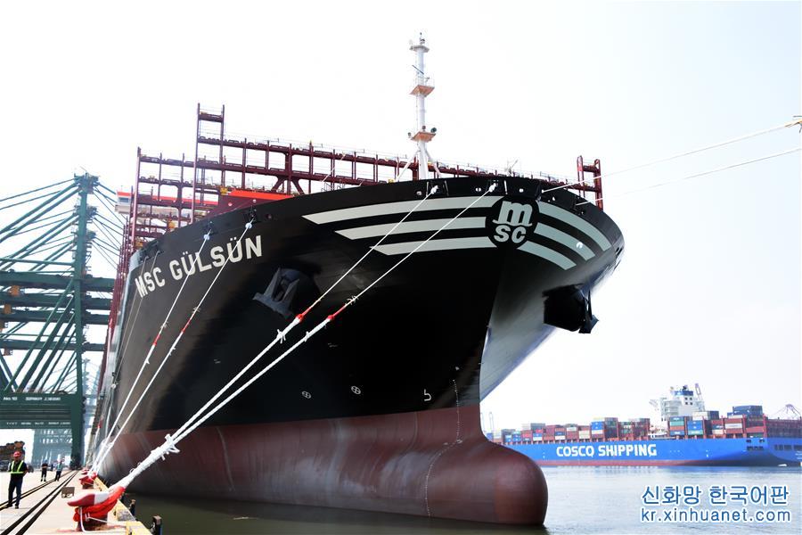 （圖文互動）（1）世界載箱量最大集裝箱船“地中海古爾松”輪在天津港首航