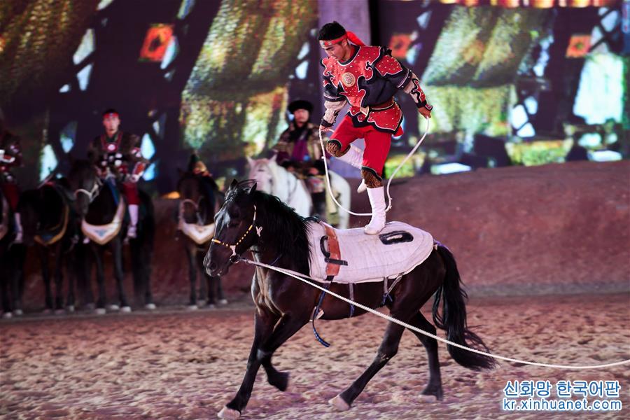 （社会）（4）蒙古国演员为中国观众展现马术实景剧