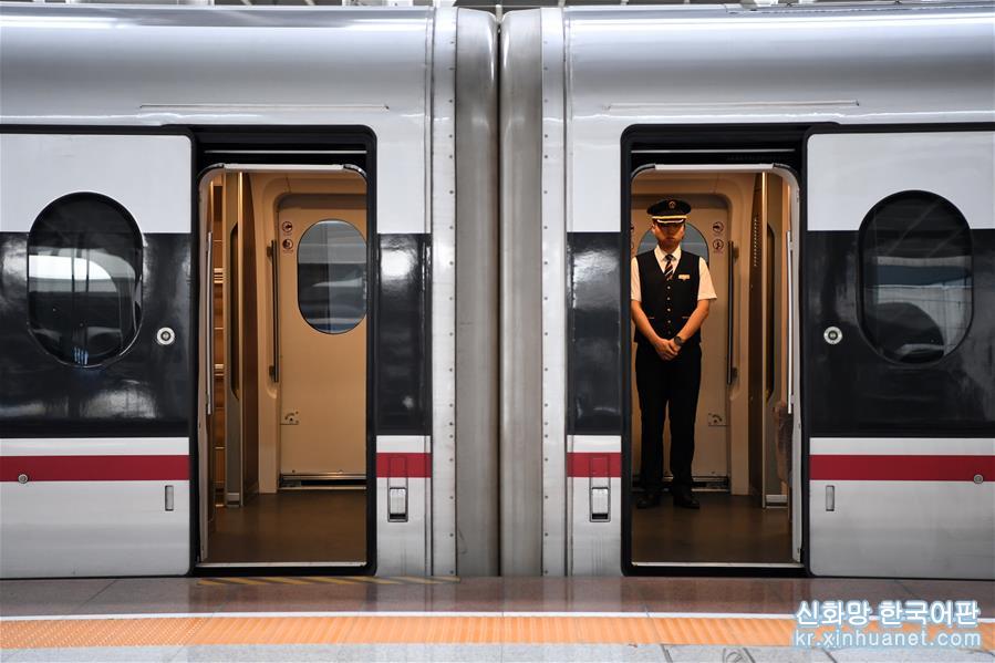 （社会）（4）重庆首发直达香港高铁