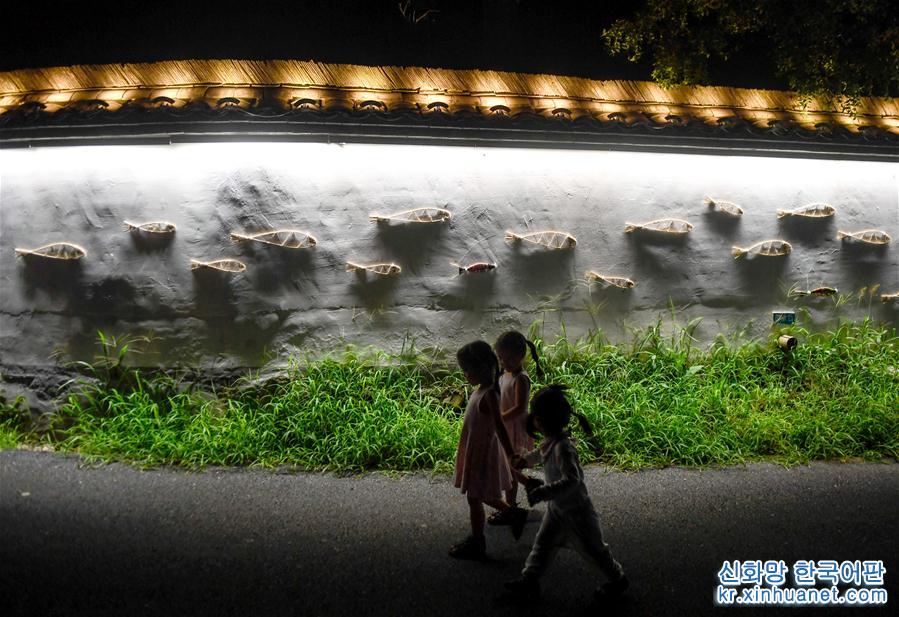 （社会）（1）浙江安吉：艺术光影秀  装饰乡村夜