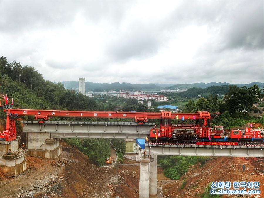 （社会）（4）贵州首条自建自营铁路铺轨完成