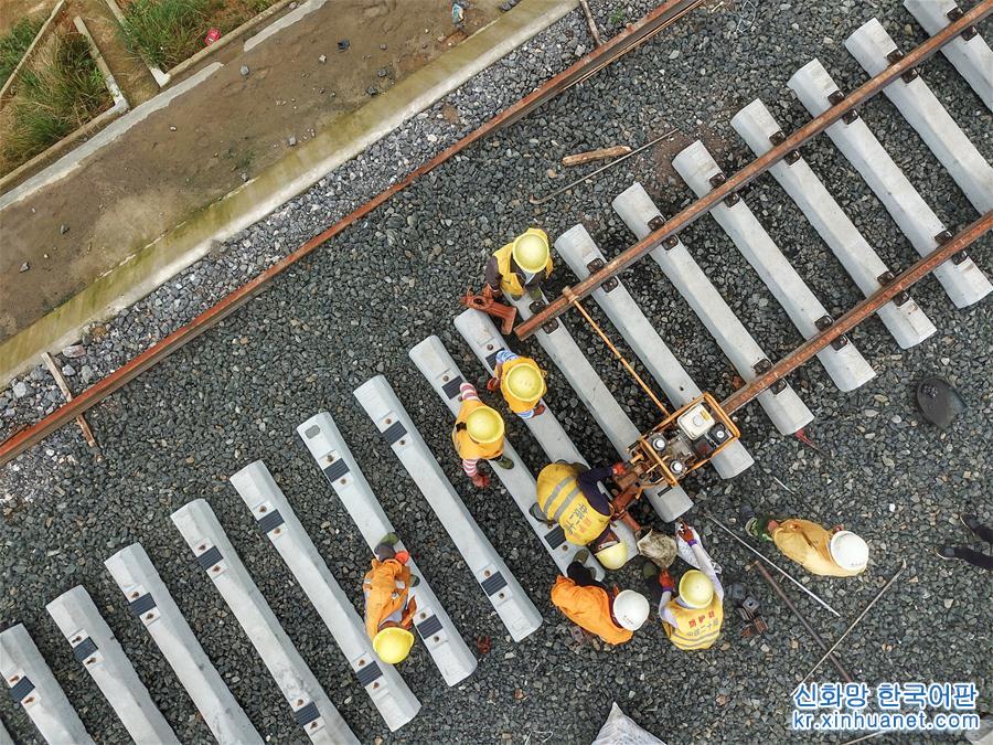 （社会）（6）贵州首条自建自营铁路铺轨完成