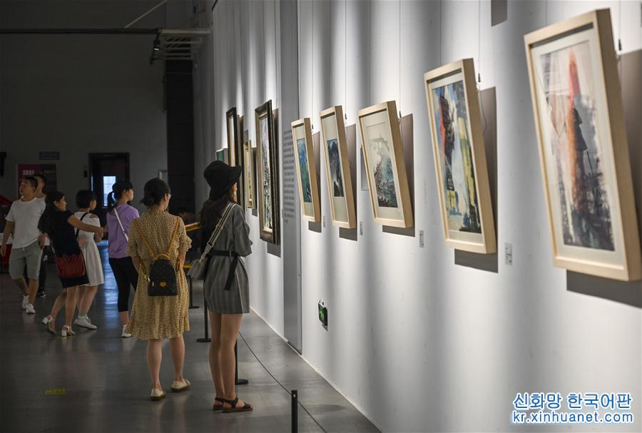 （文化）（1）重庆：美术馆里的艺术周末