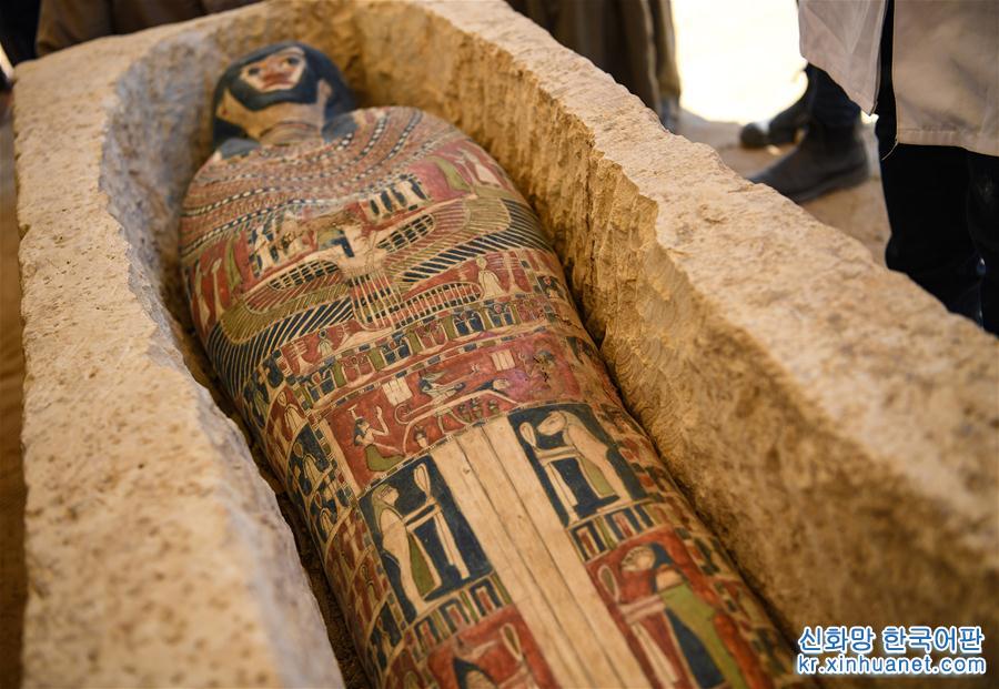 （国际）（10）埃及4500年历史的弯曲金字塔内部墓室向游客开放