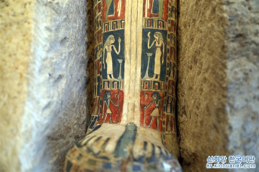 （国际）（9）埃及4500年历史的弯曲金字塔内部墓室向游客开放