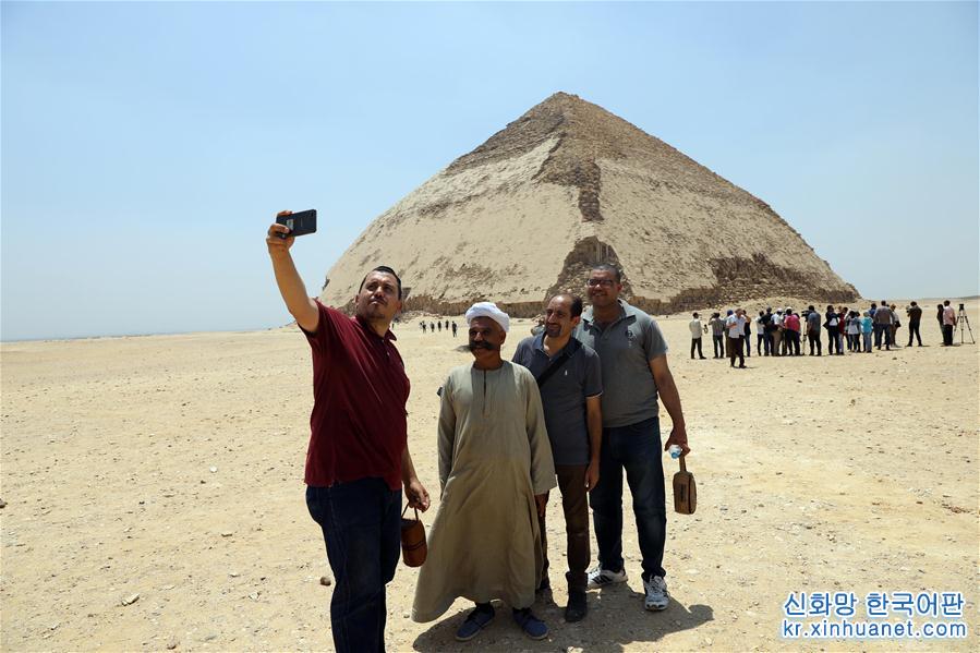 （国际）（8）埃及4500年历史的弯曲金字塔内部墓室向游客开放