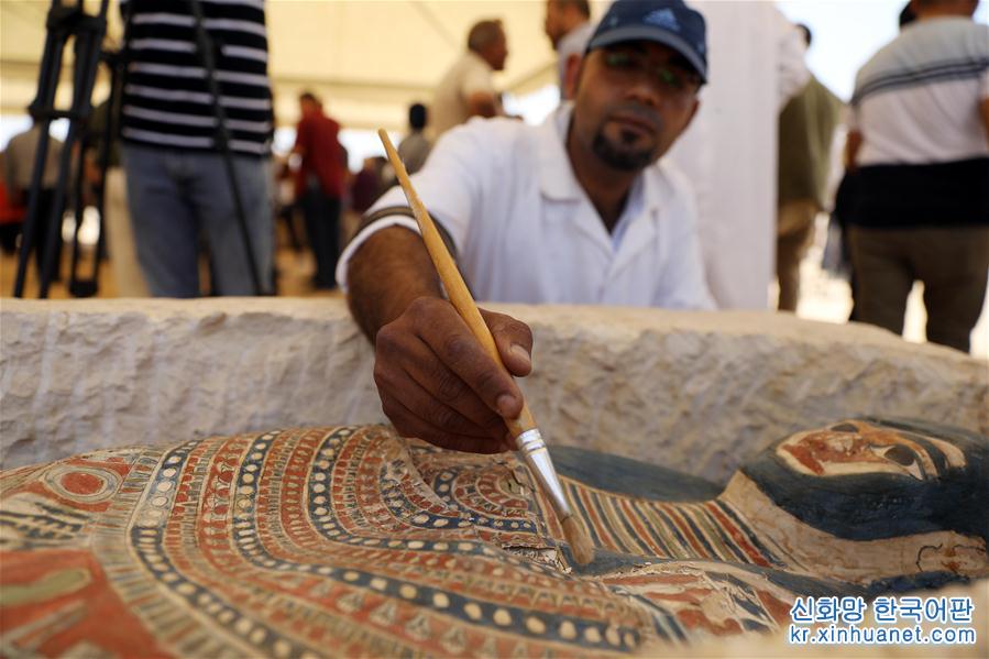 （国际）（7）埃及4500年历史的弯曲金字塔内部墓室向游客开放