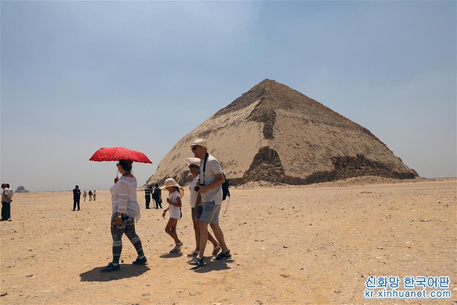 （国际）（17）埃及4500年历史的弯曲金字塔内部墓室向游客开放