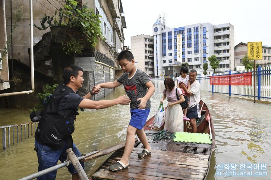 （社会）（1）志愿者积极参与抗洪抢险