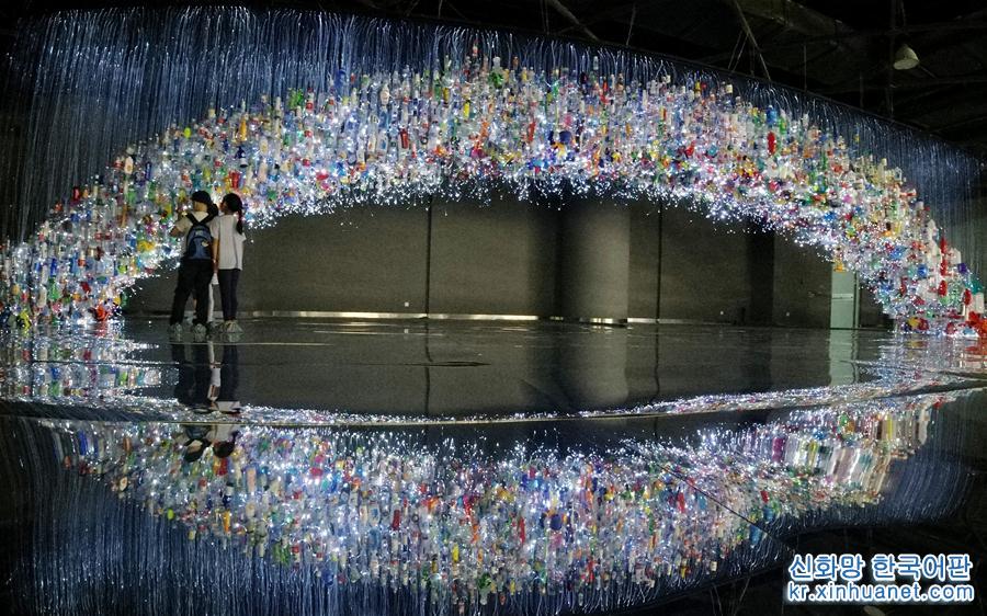 （文化）（2）上海：废弃塑料制成艺术品 唤醒人们环保意识