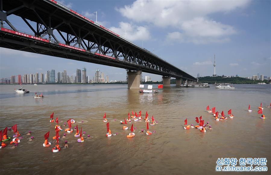 （新华视界）（2）全民健身——第45届武汉国际渡江节举行