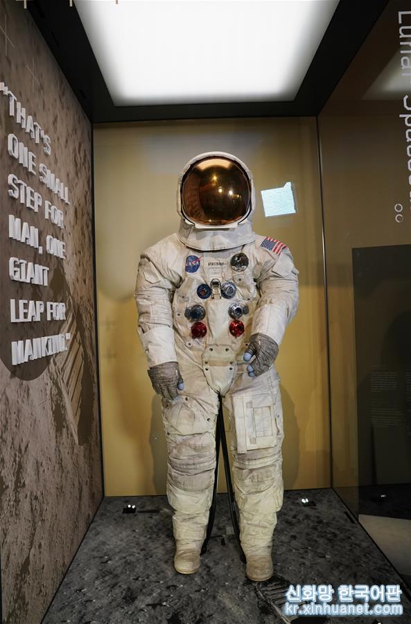 （国际）（4）阿姆斯特朗登月宇航服重新与公众见面