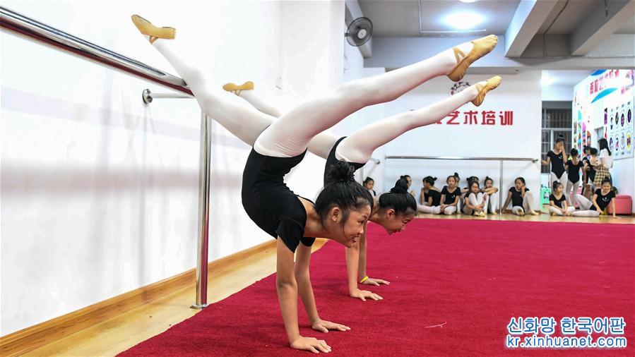 （社会）（7）广西钦州：学芭蕾 度暑假