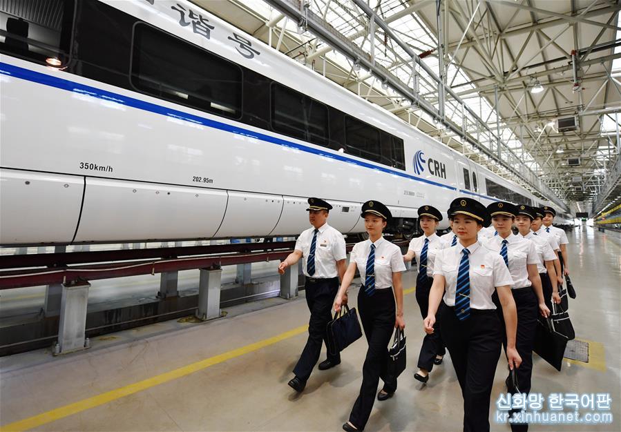 （新华视界）（1）国内铁路将迎来首批女动车组司机