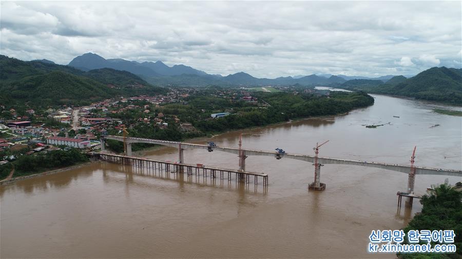 （国际）（6）中老铁路跨湄公河特大桥实现首桥合龙