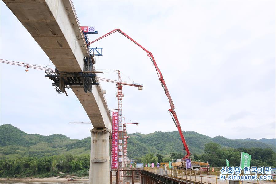 （国际）（5）中老铁路跨湄公河特大桥实现首桥合龙