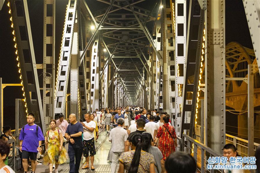 （社会）（1）百年“老江桥”成哈尔滨旅游“新名片”