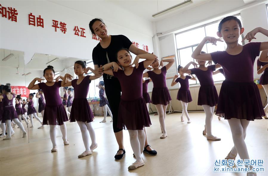 （教育）（1）河北靈壽：暑期快樂學舞蹈