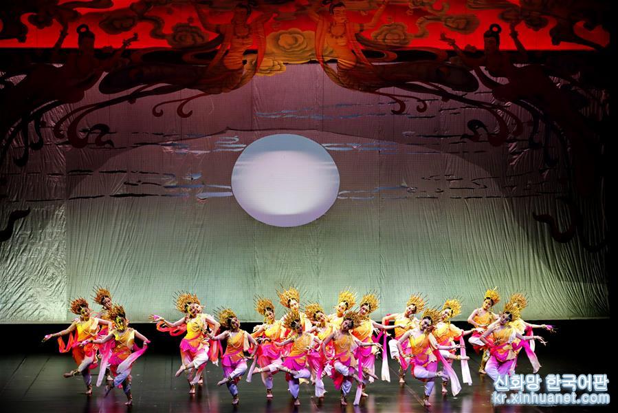 （文化）（1）上海：公益展演“舞出中国风”