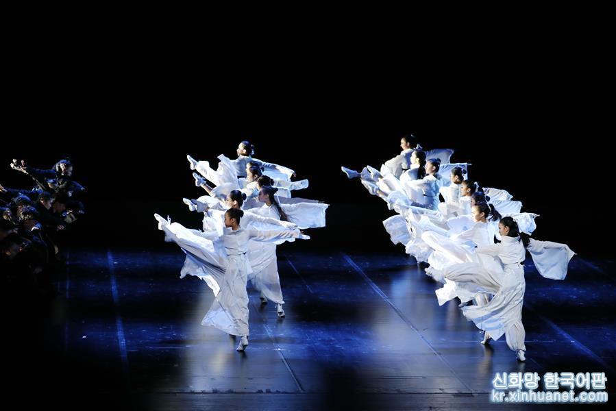 （文化）（2）上海：公益展演“舞出中国风”