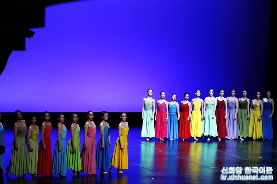 （文化）（3）上海：公益展演“舞出中国风”