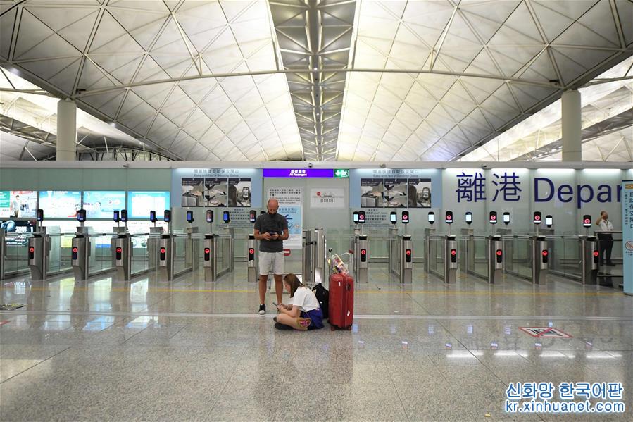 （图文互动）（2）受示威集会影响 香港机场取消12日剩余航班